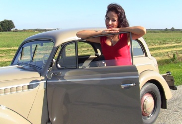 Val driving the 1940 Opel Vol 1 nieuwe_site